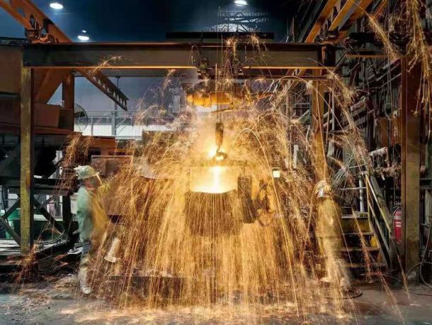 加入嘉碳品牌增碳劑后，工人將鋼水注入鋼琴骨架模具中