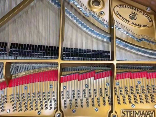 高品質(zhì)鋼琴配件上精致的LOGO，做工的嚴(yán)苛以及對(duì)品質(zhì)的追求可見(jiàn)一斑